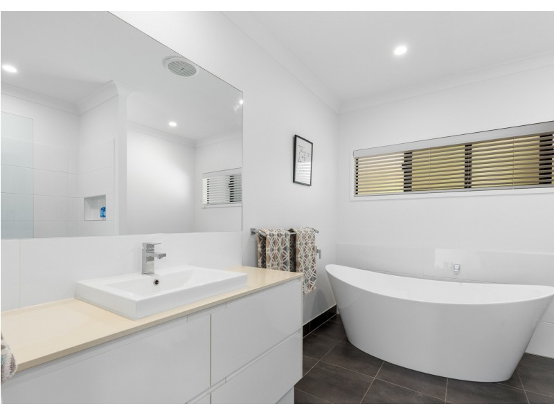 8 Stapleton Close, Redlynch QLD 4870