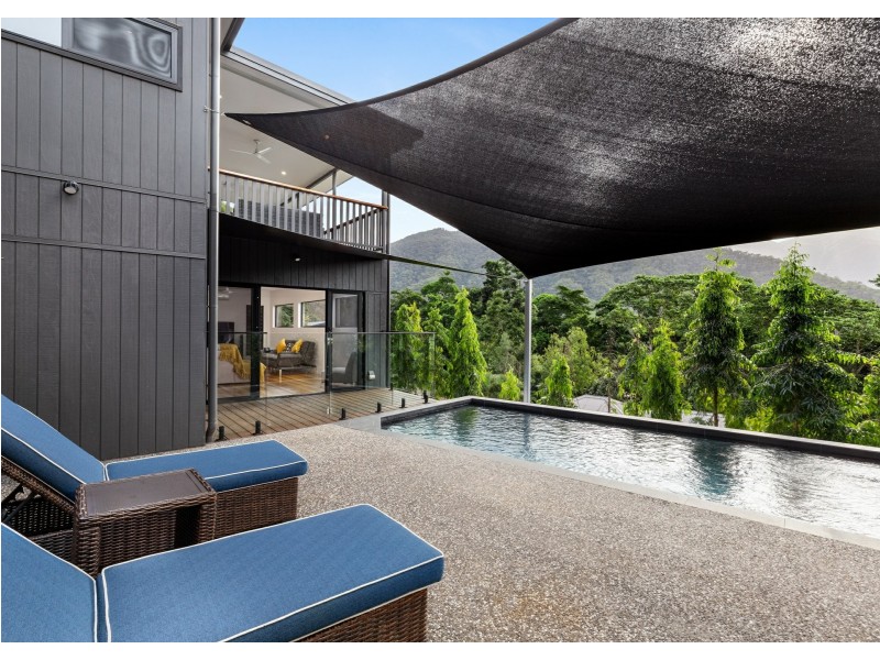 8 Stapleton Close, Redlynch QLD 4870