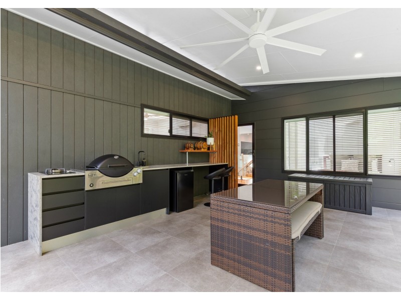 8 Stapleton Close, Redlynch QLD 4870
