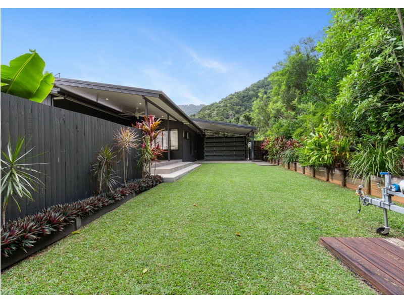 8 Stapleton Close, Redlynch QLD 4870