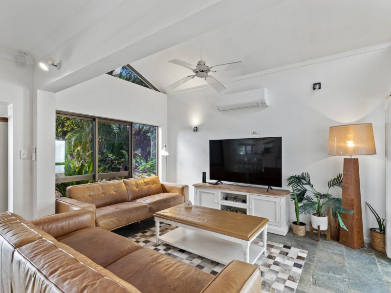 18 Hibiscus Lane, Holloways Beach QLD 4878