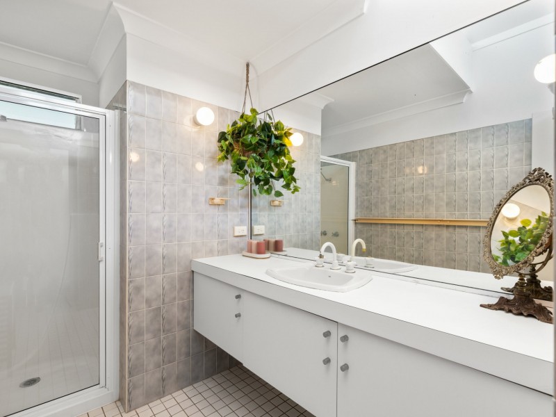 18 Hibiscus Lane, Holloways Beach QLD 4878