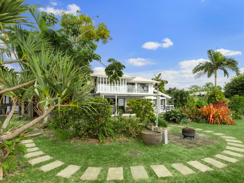 18 Hibiscus Lane, Holloways Beach QLD 4878