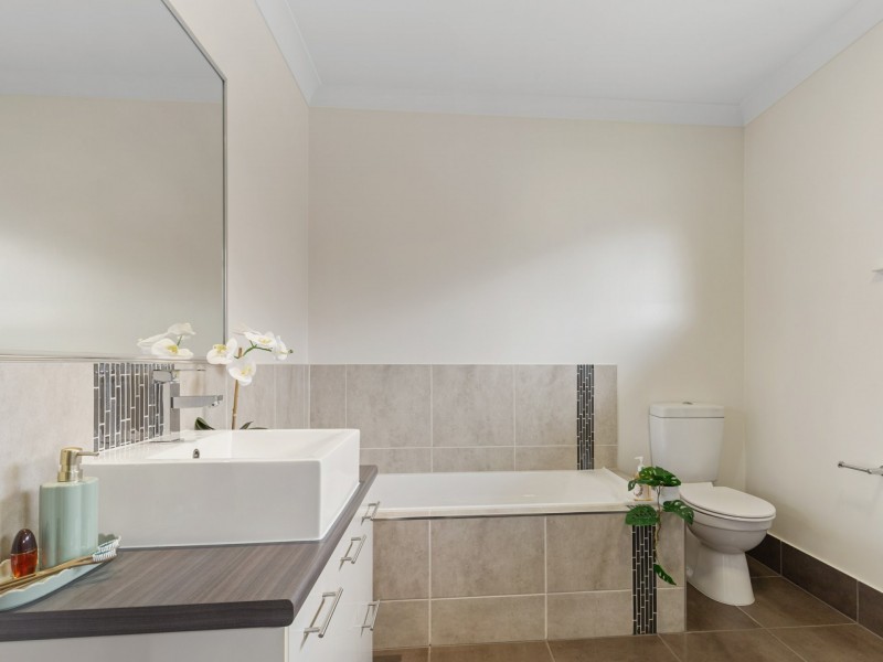 8 Botany Avenue, Redlynch QLD 4870