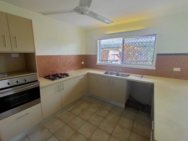 9 Smart Street, Mooroobool QLD 4870