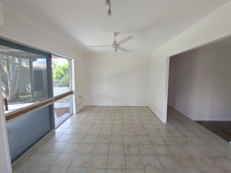 9 Smart Street, Mooroobool QLD 4870