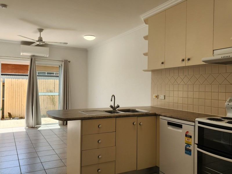 1/426 McCoombe Street, Mooroobool QLD 4870