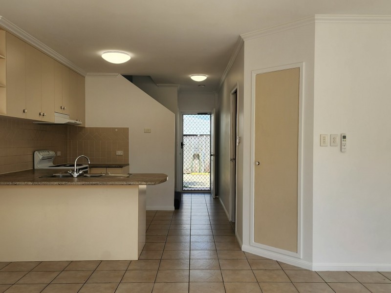 1/426 McCoombe Street, Mooroobool QLD 4870