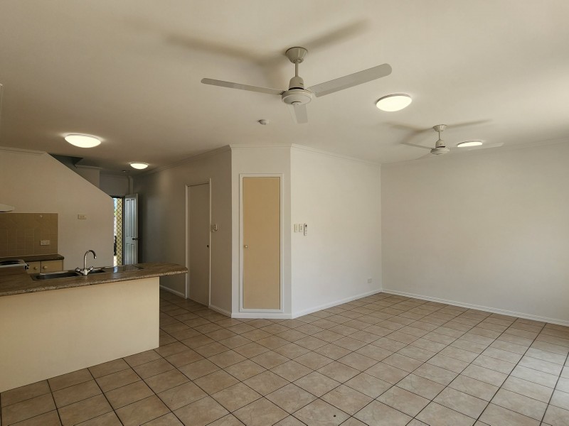 1/426 McCoombe Street, Mooroobool QLD 4870
