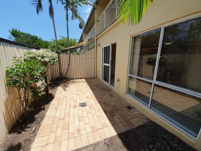 1/426 McCoombe Street, Mooroobool QLD 4870