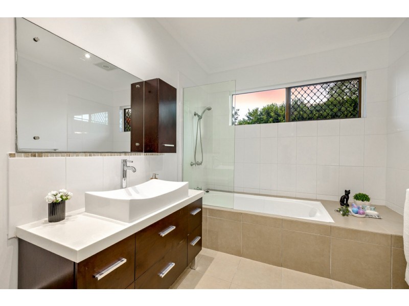3 Iona Close, Edge Hill QLD 4870
