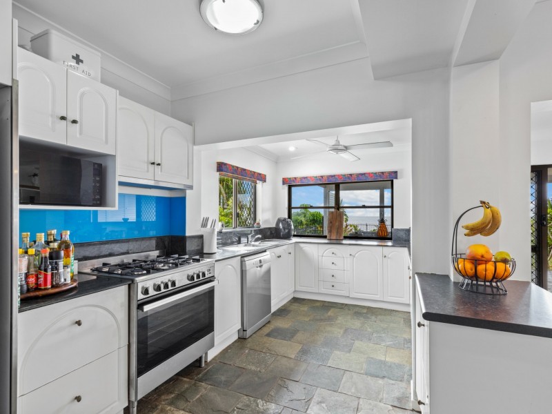 18 Hibiscus Lane, Holloways Beach QLD 4878