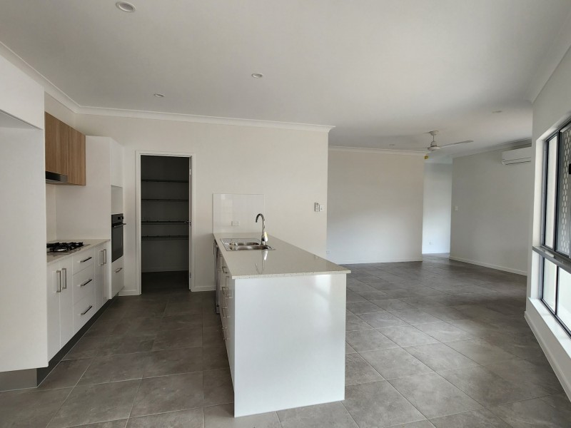 8 Creekview Parade, Bentley Park QLD 4869