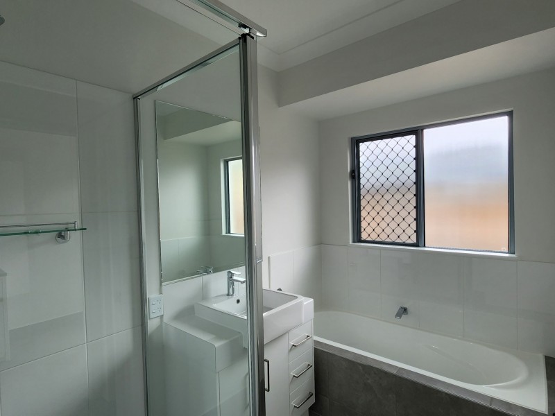 8 Creekview Parade, Bentley Park QLD 4869