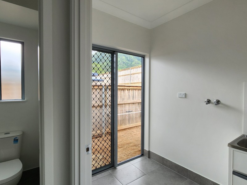 8 Creekview Parade, Bentley Park QLD 4869