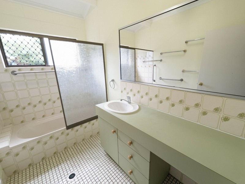 3 Hector Close, Westcourt QLD 4870