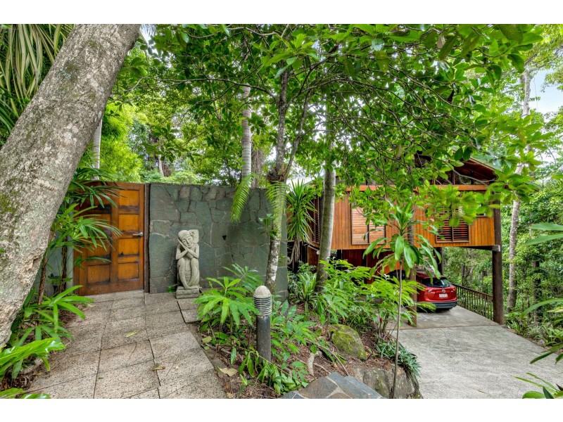 9 Barklya Close, Kamerunga QLD 4870