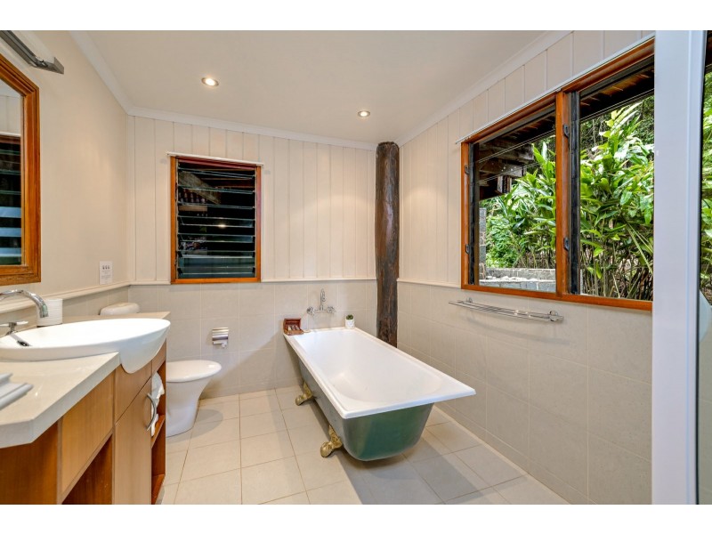 9 Barklya Close, Kamerunga QLD 4870