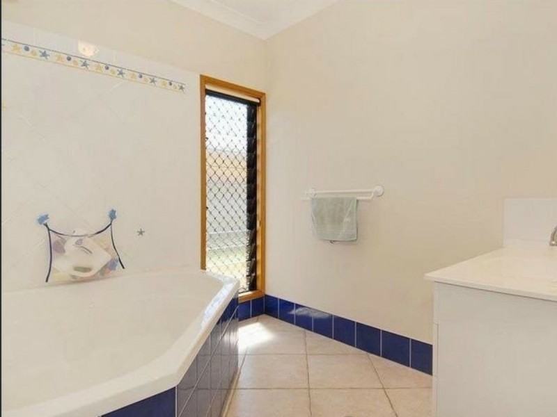 13 St Albans Close, Brinsmead QLD 4870