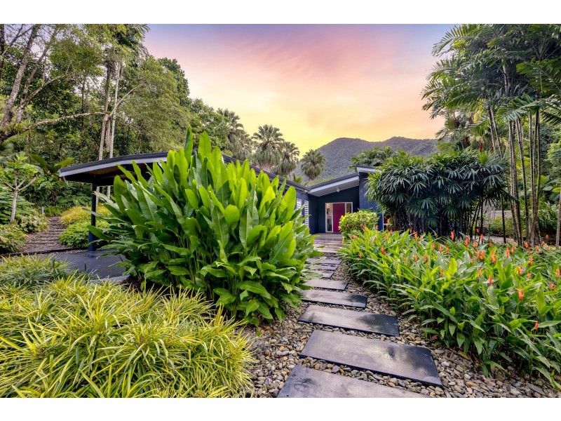 15 Cascades Drive, Redlynch QLD 4870
