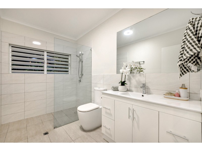15 Cascades Drive, Redlynch QLD 4870