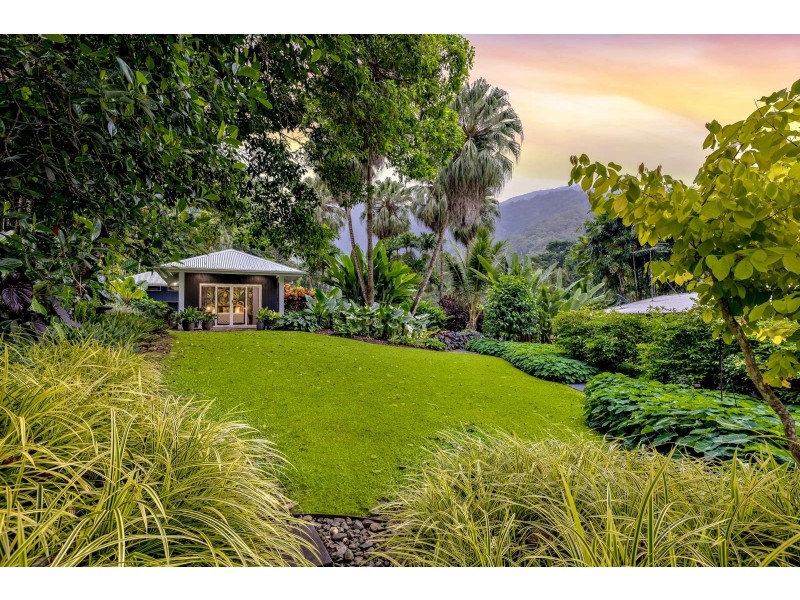 15 Cascades Drive, Redlynch QLD 4870