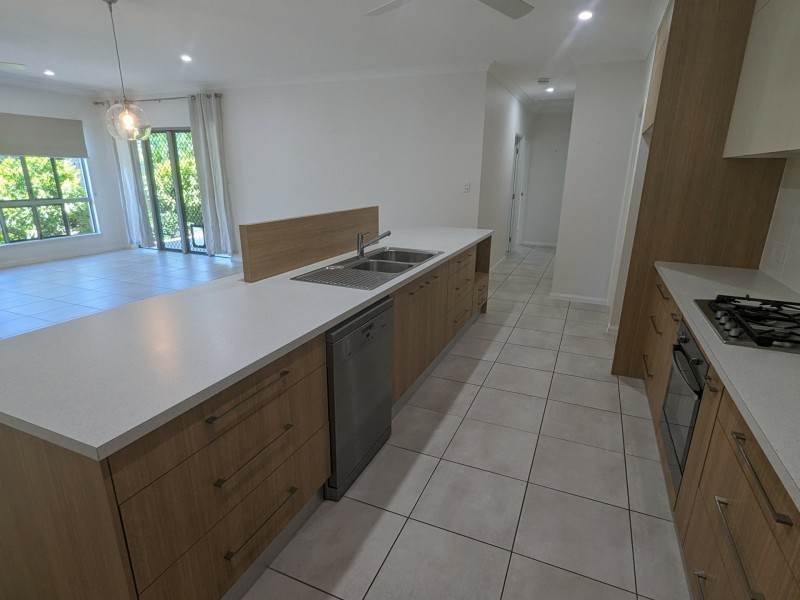 19 Genesta Circuit, Redlynch QLD 4870