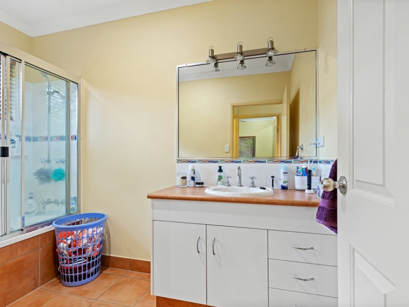 4 Brook Close, Redlynch QLD 4870
