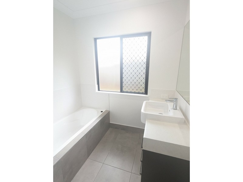 25 Noipo Crescent, Redlynch QLD 4870