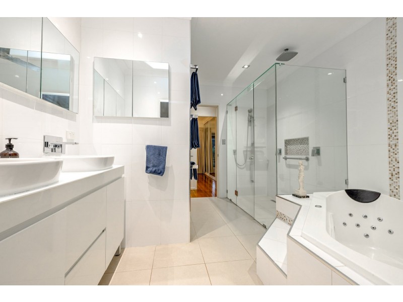 144 Hillview Crescent, Whitfield QLD 4870