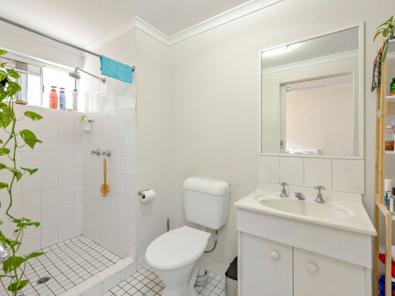 2/346-348 McCoombe Street, Mooroobool QLD 4870