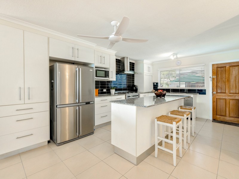 56 Hibiscus Lane, Holloways Beach QLD 4878