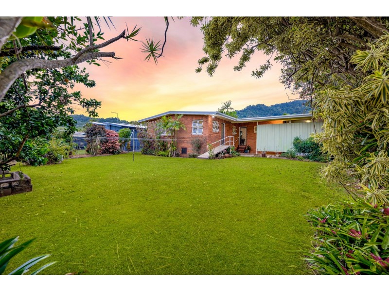 11 Hillview Crescent, Whitfield QLD 4870