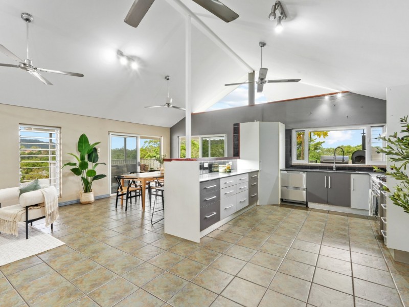 6 Harrison Close, Kanimbla QLD 4870