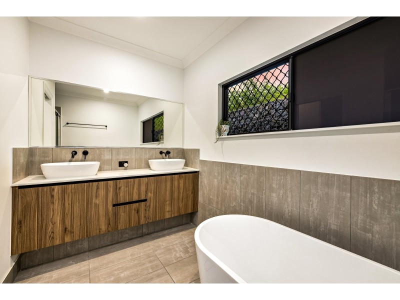 16 Lakeview Street, Smithfield QLD 4878