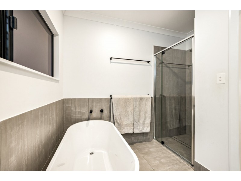 16 Lakeview Street, Smithfield QLD 4878