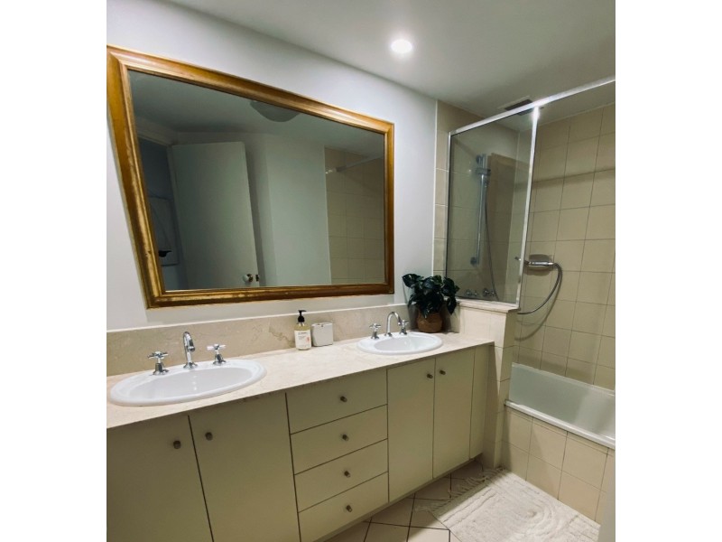 1002/2 Greenslopes Street, Cairns North QLD 4870