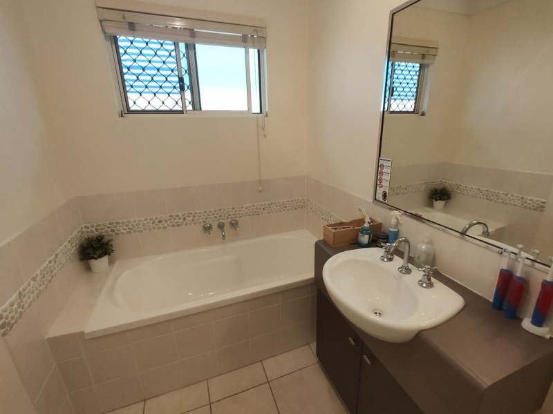 25 St Albans Close, Brinsmead QLD 4870