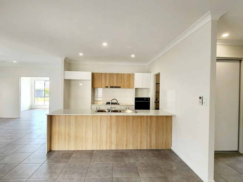 8 Creekview Parade, Bentley Park QLD 4869