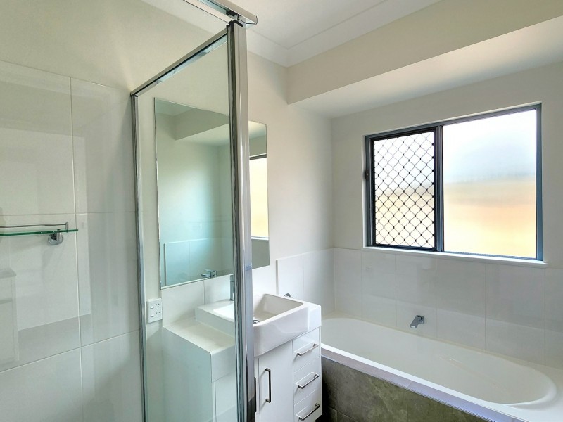 8 Creekview Parade, Bentley Park QLD 4869