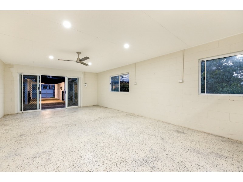 10 Hickory Street, Holloways Beach QLD 4878