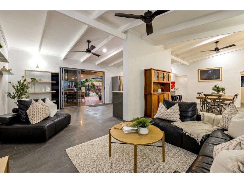 24 Hillview Crescent, Whitfield QLD 4870