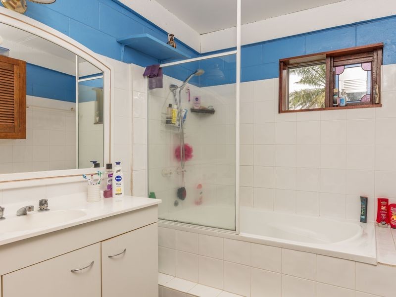 1 Walnut Street, Holloways Beach QLD 4878
