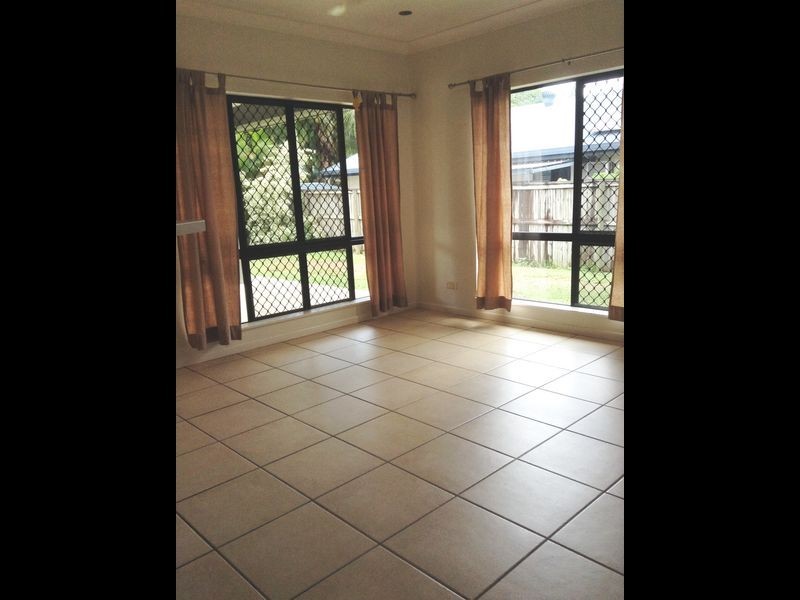 4 Kentia Street, Palm Cove QLD 4879