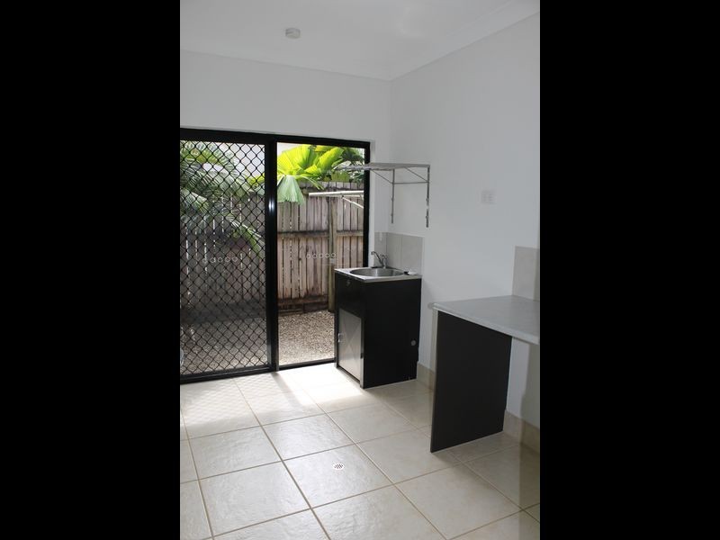 10 Palmetto Street, Palm Cove QLD 4879