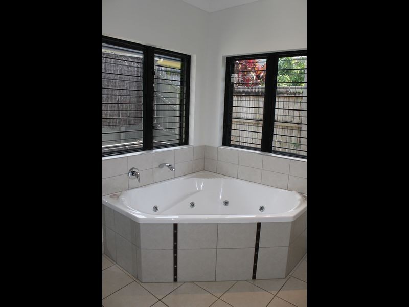 10 Palmetto Street, Palm Cove QLD 4879