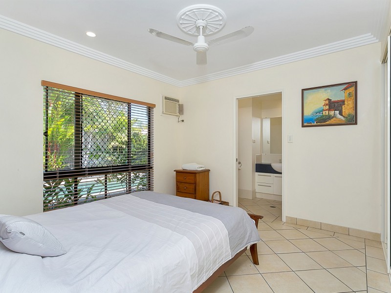 5 Macarthur Close, Palm Cove QLD 4879