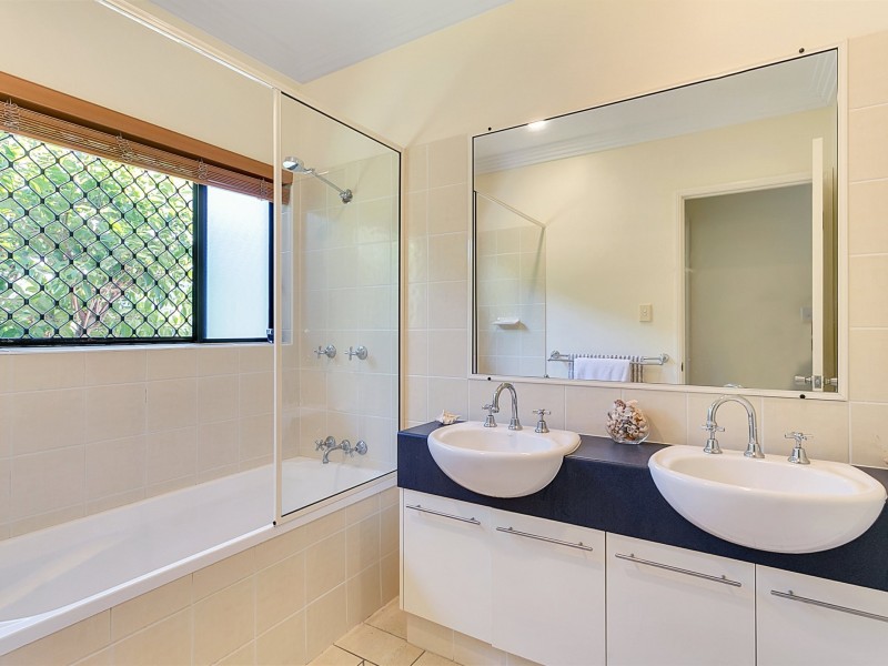 5 Macarthur Close, Palm Cove QLD 4879