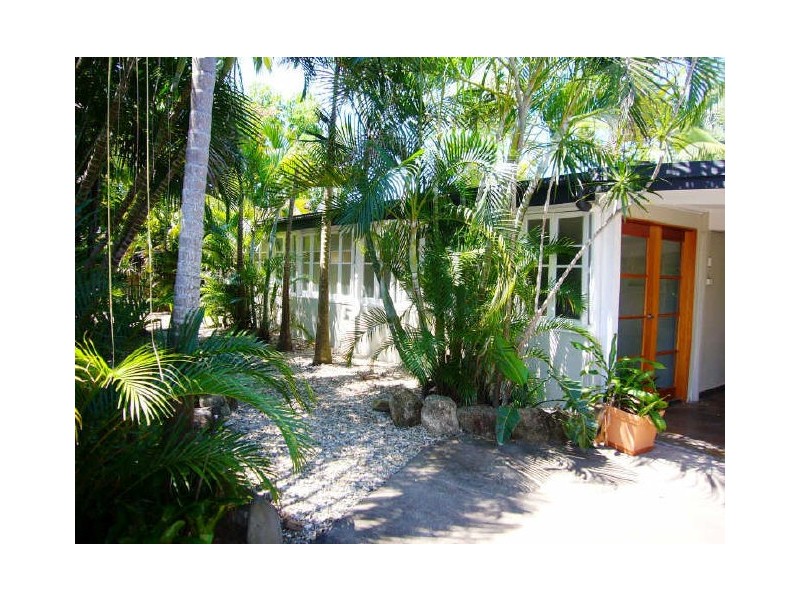 16 Jacaranda Street, Holloways Beach QLD 4878