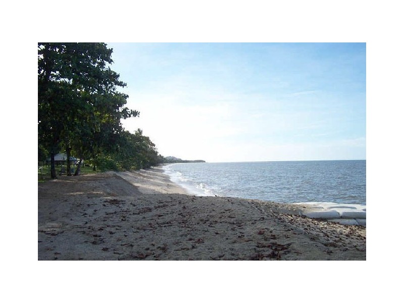 Holloways Beach QLD 4878